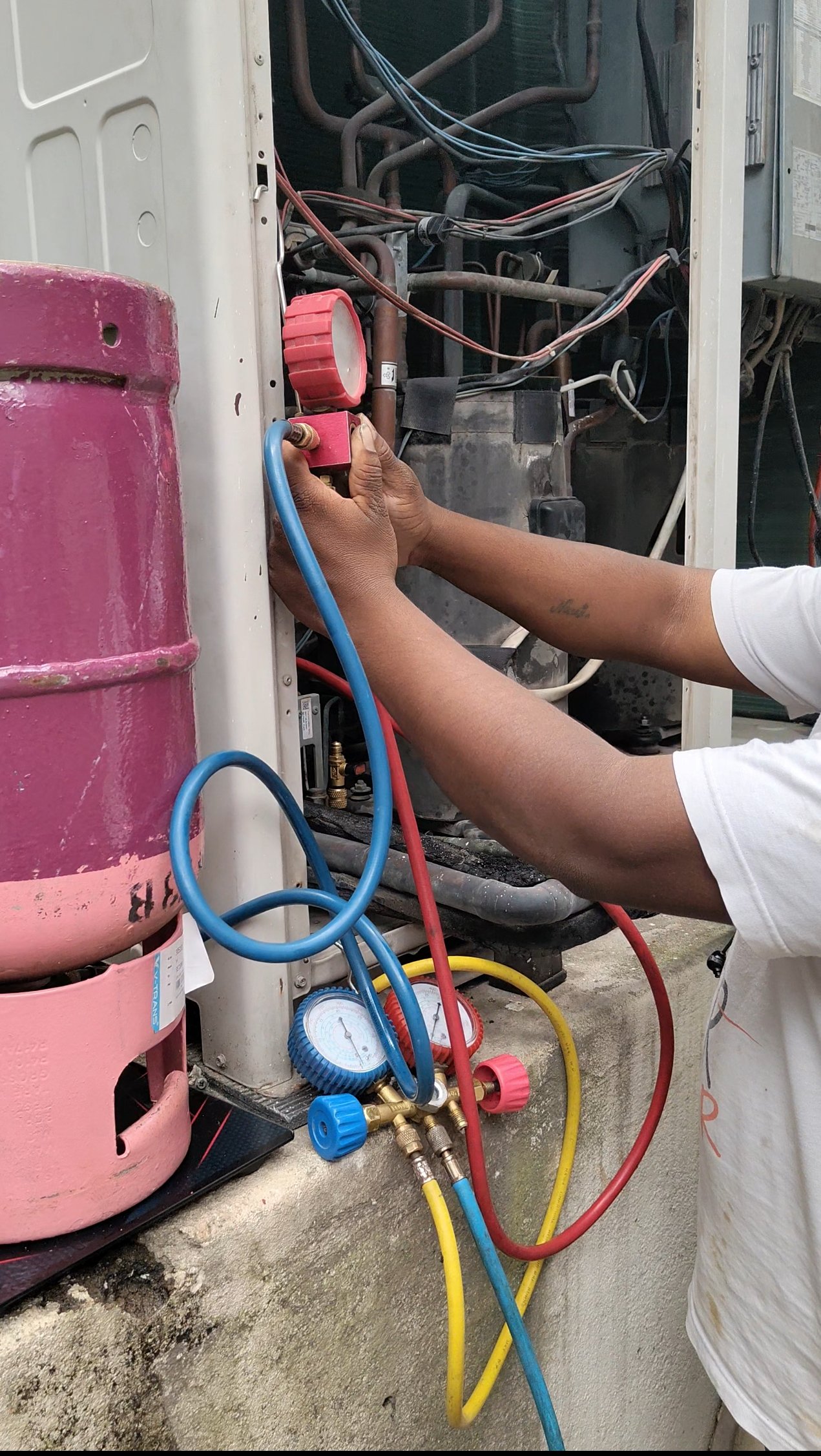 Hyderabad's Top-rated HVAC | VRF Airconditioning Experts 2 Professional AC gas refilling service in Hyderabad — R32, R410A, and R22 refilling with leak detection